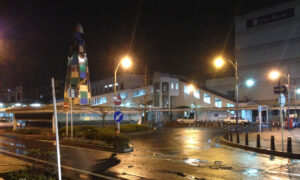 夜の西春駅前
